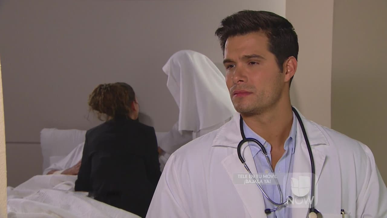 Ahora Javier se ha dado cuenta de que la ternura de Fernanda ha despertado algo en él.