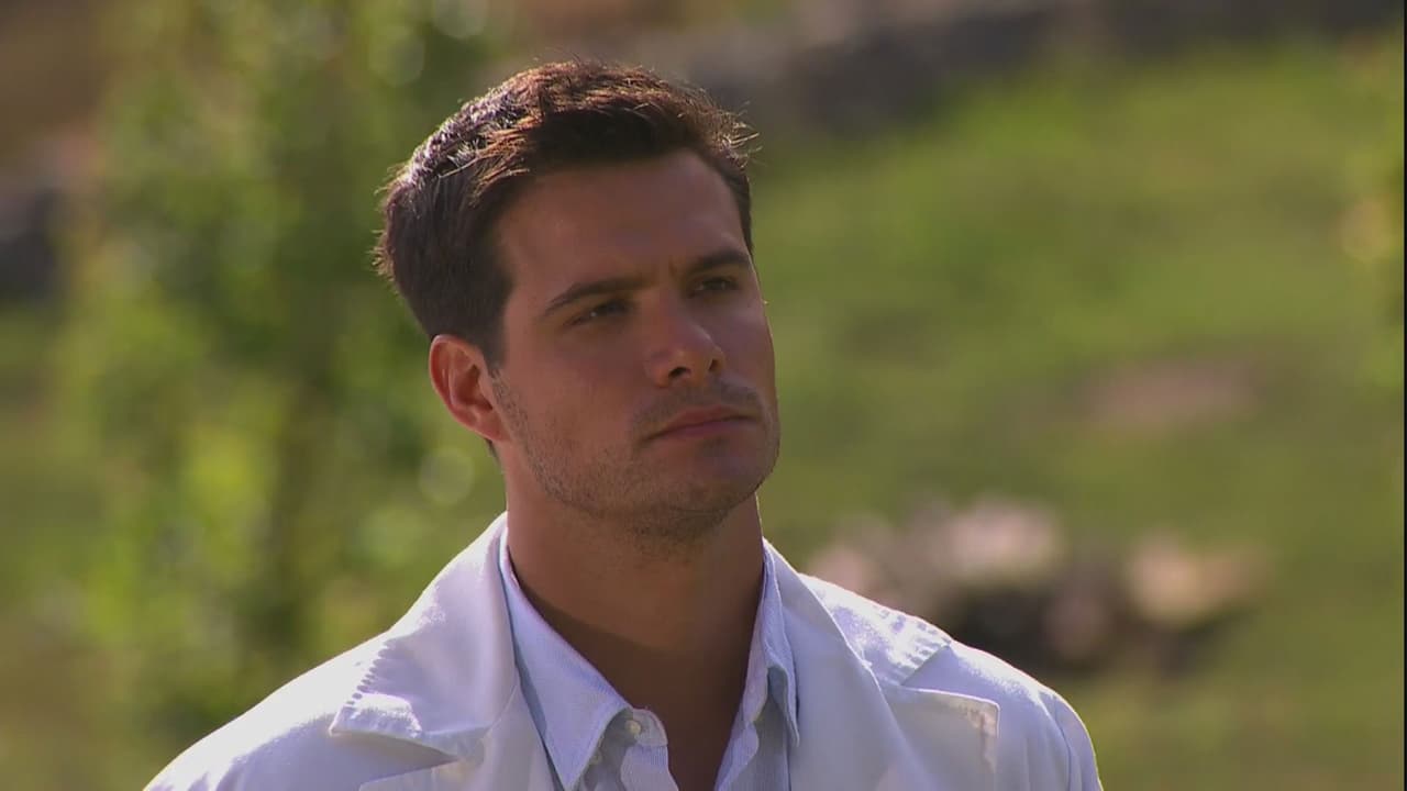 Él sabe que Carlos fue novio de Fernanda, por lo que no la tiene nada fácil.