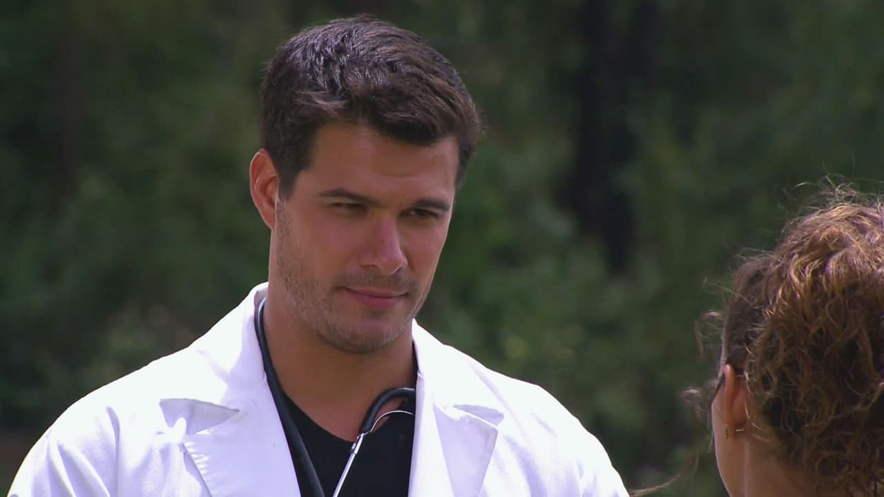 Javier es muy profesional y trata de darle ánimos a Fernanda, pues sabe que no es fácil la situación.