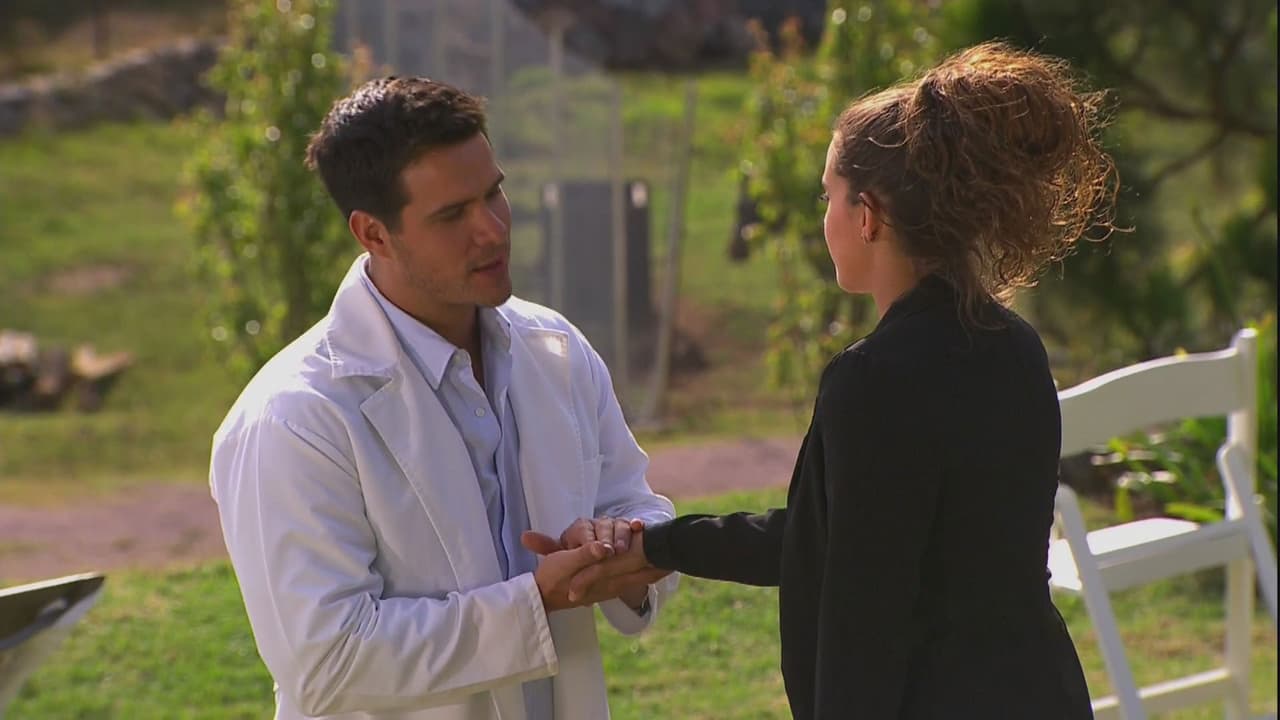 Ella está feliz porque sabe que su papá está siendo tratado por un buen médico.