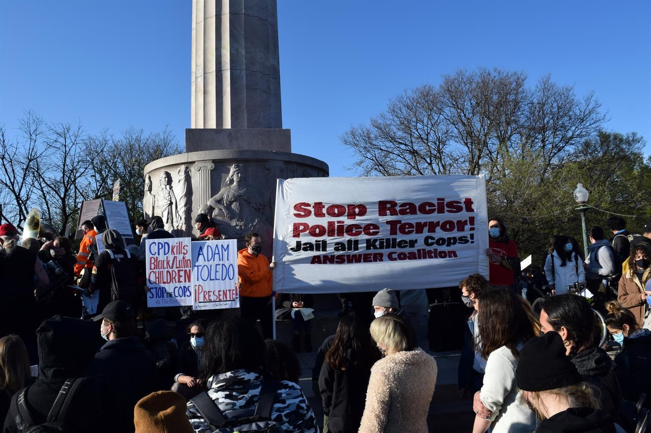 Los asistentes han criticado al Departamento de Policía de Chicago por un largo historial de conductas inapropiadas, sobre todo en los vecindarios donde viven
<a href="https://www.univision.com/temas/minorias">minorías étnicas</a>, y exigieron justicia para Toledo, quien era latino.