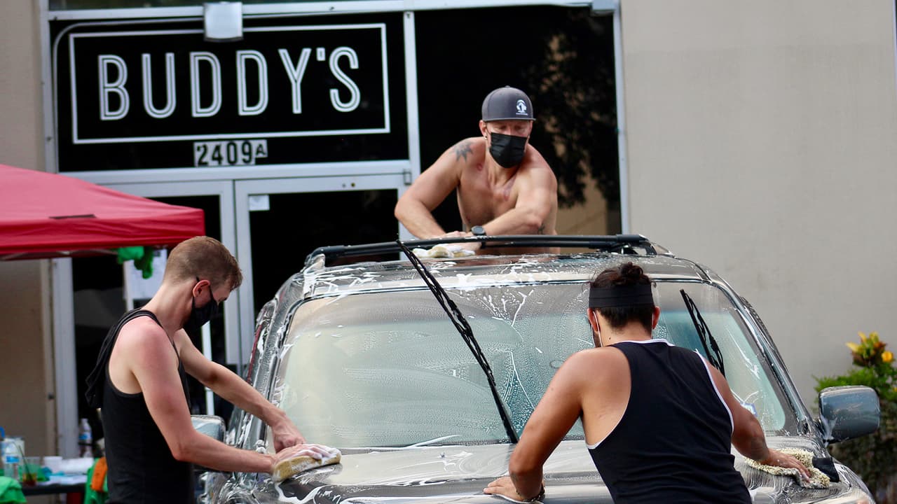 Lavando carros, bartenders de Houston buscan ganar dinero en medio de la difícil situación económica que enfrentan al quedarse sin trabajo por el cierre de bares durante la crisis del
<b><a href="https://www.univision.com/temas/coronavirus">coronavirus</a></b>.