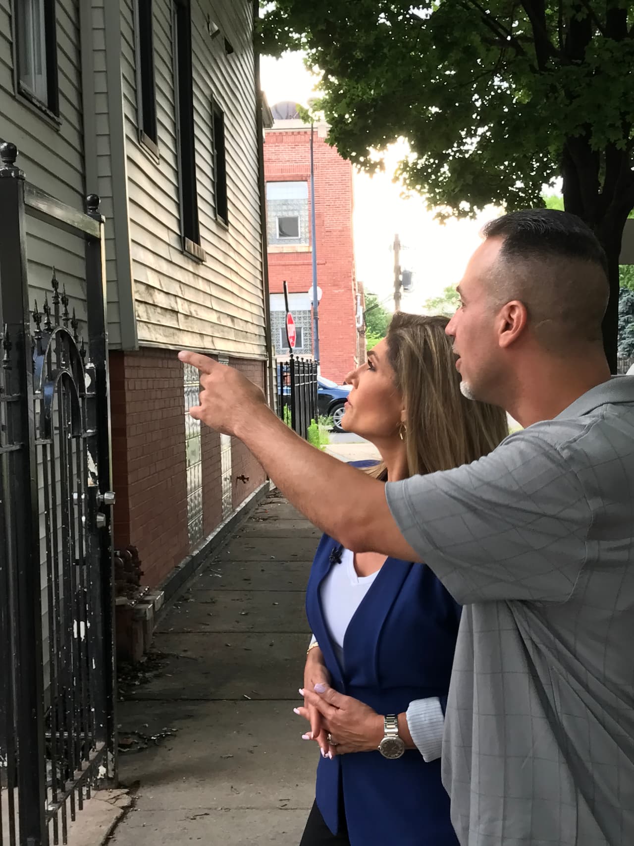 Nelson González with Aqui y Ahora's Teresa Rodriguez