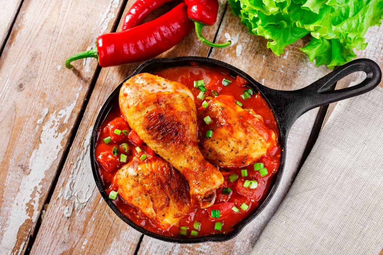 Receta súper juvenil. Ideal para unas fiestas relajadas. Usa patas de pavo. Marínalas en salsa barbacoa. Hornéalas sobre un fondo de cocción con 1 taza de caldo de res, 1 copita de Bourbon y 1 cucharada de azúcar negra. Cúbrelas con papel de aluminio para que no se quemen, ni se sequen.