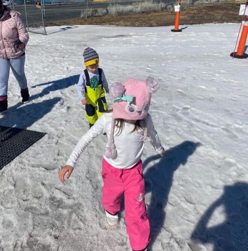 Y aunque no son los únicos que la disfrutan, sí que los chiquitines lo hacen de una forma muy especial, guardando en sus mentes esos recuerdos que son para toda la vida.