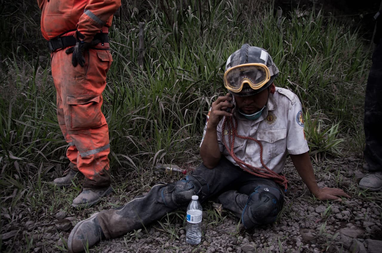 Este trabajador de los servicios de salvamento se toma un momento de descanso tras la agotadora jornada de rescate de personas damnificadas en Guatemala.