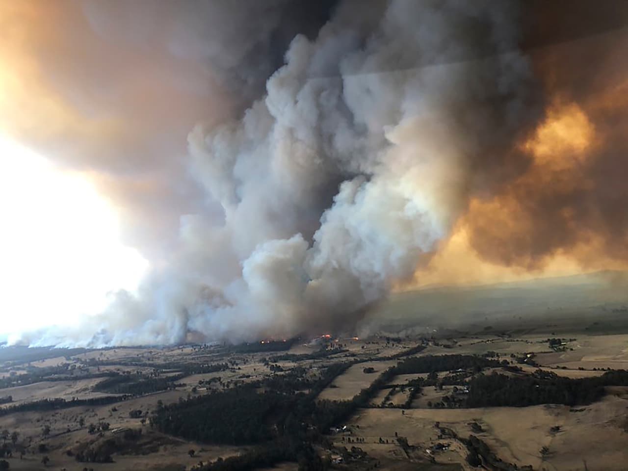 Los fuegos ardiendo cerca de Bairnsdale, en Victoria, al sureste de Australia. Al menos ocho personas fallecieron esta semana en este en este estado y en Nueva Gales del Sur, las dos regiones más pobladas del país, y donde hay más de 200 fuegos activos.