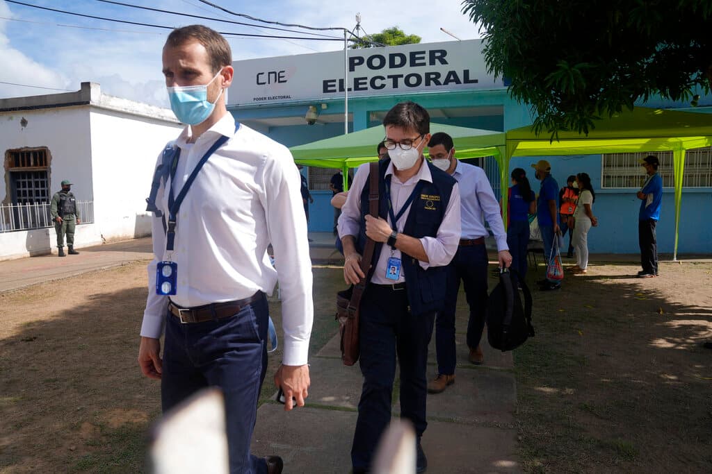 Miembros de la Misión de Observación Electoral de la UE salen de la sede del Consejo Nacional Electoral, CNE, en Ciudad Bolívar, Venezuela, el miércoles 17 de noviembre de 2021.
