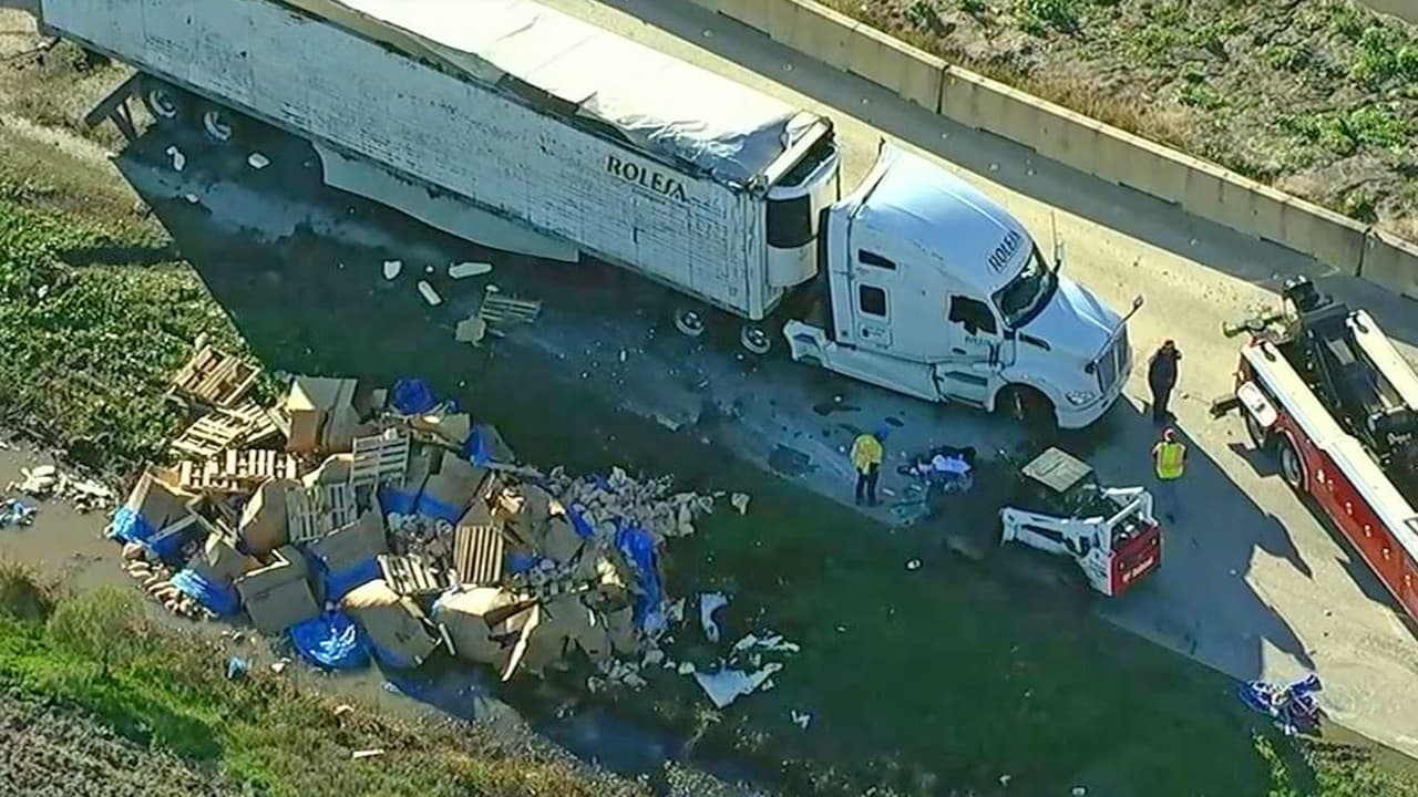 Cierra vía paralela a la 59 Sur, en Rosenberg, tras volcadura de camión cargado con partes de cerdo