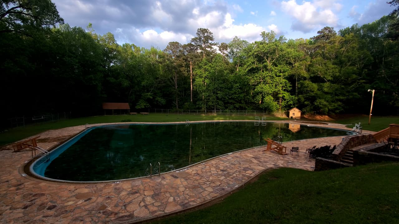 Entre las atracciones que tiene el parque para sus visitantes destacan cabañas, la piscina Liberty Bell, que es alimentada por manantiales frescos.