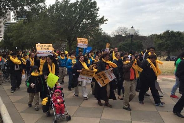 Miles de promotores de la campaña “Texas School Choice” marcharon este jueves para expresar la importancia de tener mejores opciones educativas. (Foto: Twitter)