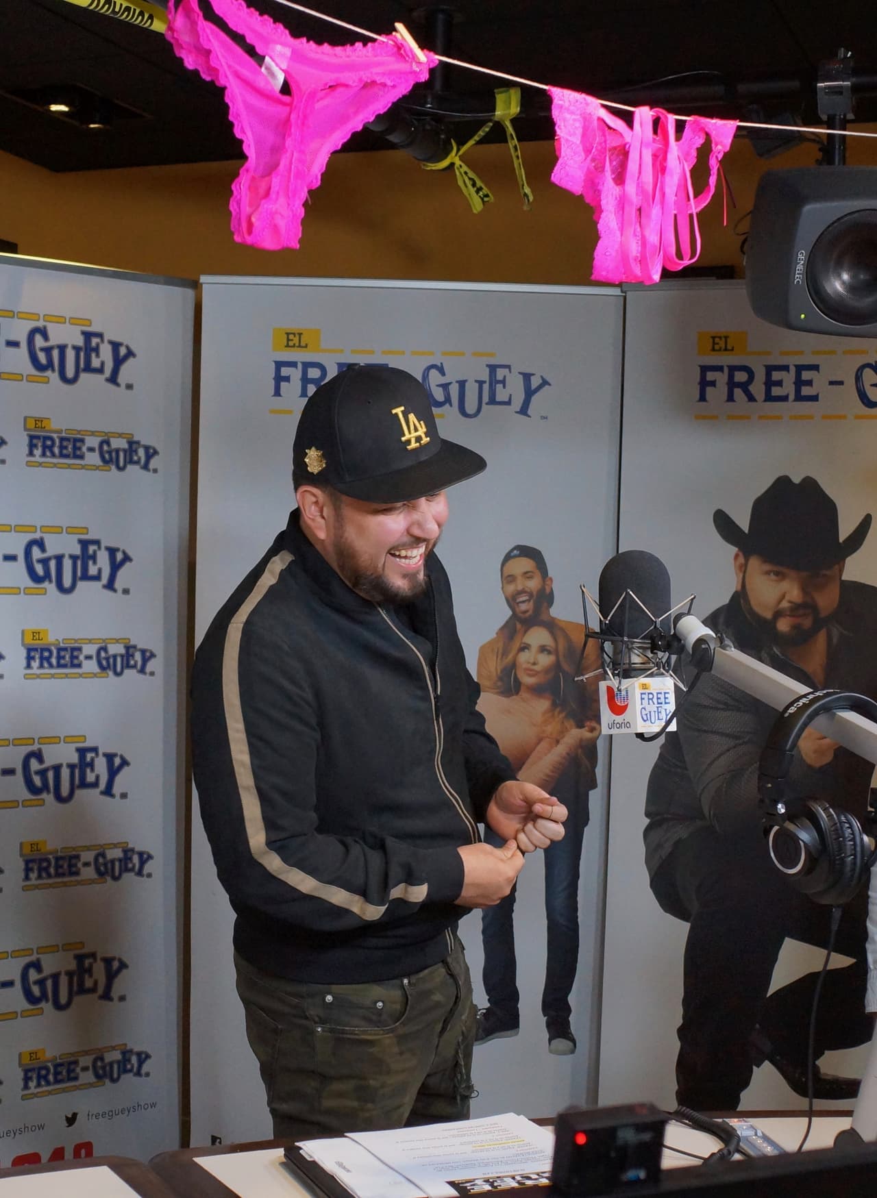 Roberto Tapia llegó al Free-guey show con nuevo sencillo y se armó tremenda fiesta.