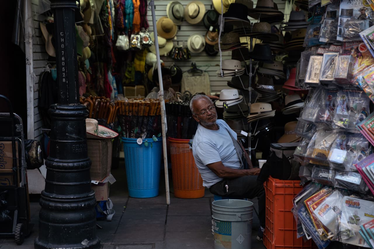 <h3 class="cms-H3-H3">Golpe a la economía</h3>
<br>
<br>Las medidas para tratar de mitigar la propagación del coronavirus tuvo un efecto devastador en la economía del país, 
<b>sobre todo en el sector informal que hasta 2018 generaba 22 de cada 100 pesos del Producto Interno Bruto de México</b>, 
<a href="https://www.eleconomista.com.mx/economia/La-economia-informal-genero-22-de-cada-100-pesos-del-PIB-de-Mexico-en-2018-20191216-0033.html" target="_blank">de acuerdo con El Economista.</a> Los vendedores ambulantes se encontraron de pronto entre la disyuntiva de preservar su vida quedándose en casa o ganar su sustento aunque reducido por la falta de gente en las calles. Además, el país vio como su economía -como en toda la región- sucumbía hasta 10% por los efectos del coronavirus. 
<br>