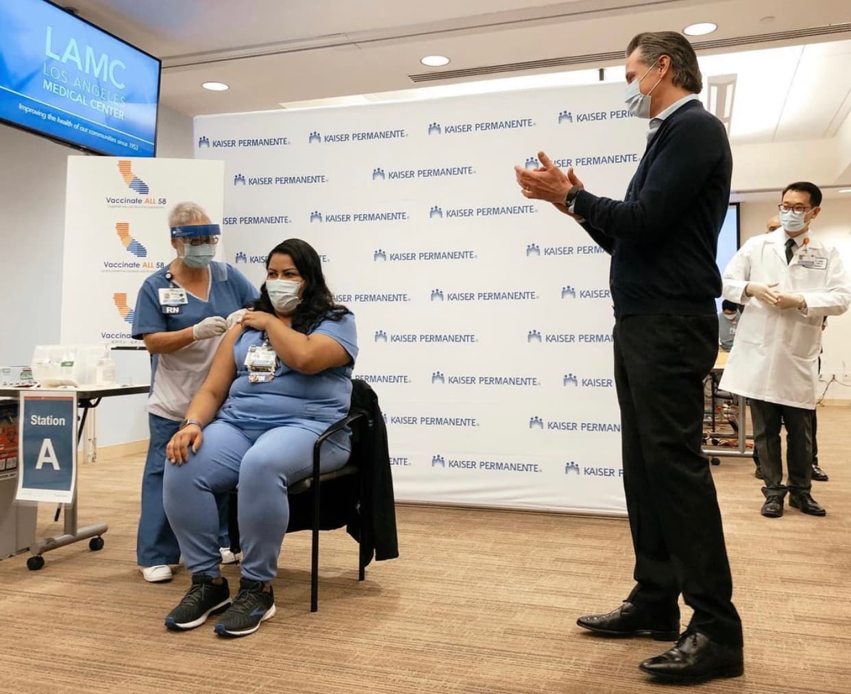 Enfermera en Los Angeles es una de las primeras en California en recibir la vacuna contra COVID-19