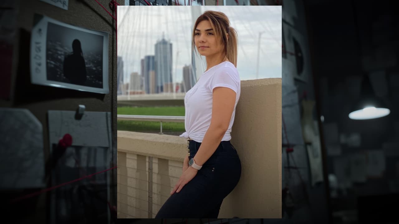 <b>Una gota de sangre del tamaño de una moneda de 25 centavos, </b>hallada todavía húmeda sobre el mueble de un televisor, se convirtió más de 14 años después en la pista que condujo a la Policía de Arlington hasta una sospechosa. 
<br>El rastro genético forma parte de
<b> la evidencia incluida en la orden de arresto emitida el 14 de julio de 2026 contra Mayra Velásquez, </b>
<a href="https://www.univision.com/local/dallas-kuvn/mayra-velasquez-acusada-matar-amiga-irasema-chavez-arlington" target="_blank">acusada del asesinato capital de Irasema Chávez. </a>
<br>Según la declaración jurada en poder de N+ Univision 23 DFW, 
<b>la víctima fue apuñalada dentro de su apartamento durante un robo o intento de robo.</b> 
<br>El documento explica cómo
<b> las cámaras de vigilancia, unas huellas ensangrentadas y el ADN recuperado de un tenedor</b> permitieron avanzar en el caso. 
<br>Estas son 
<b>las cinco claves.</b>
<br>
<a href="https://www.whatsapp.com/channel/0029VafZxTzGpLHXXhtL0Y3A" target="_blank">📲 Únete a nuestro canal de WhatsApp: Haz clic aquí para estar al tanto de las últimas noticias e historias de tu comunidad</a>