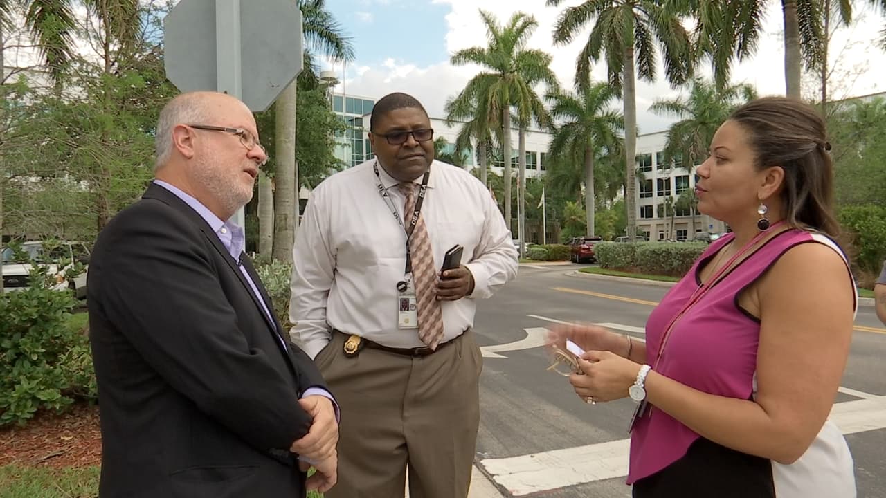 El periodista Gerardo Reyes conversa con Adolphus Wright, jefe de la DEA en Miami, y Anne Judith Lambert, portavoz de la agencia.
