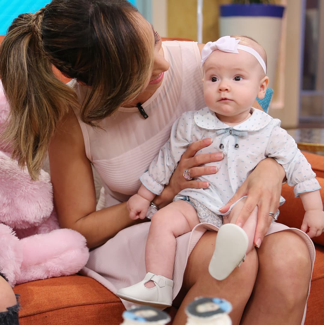 Satcha presentó a sus pequeños ante las cámaras del show, mira qué linda se veía Alana en sus primeros meses.