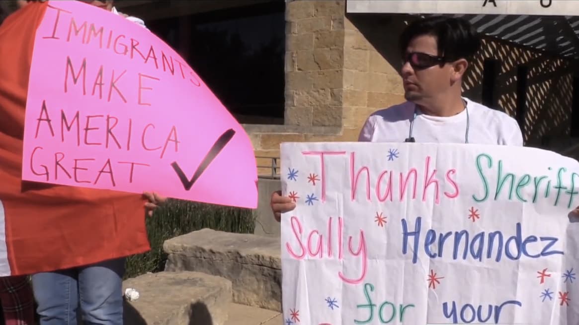 La colorida y concurrida manifestación de respaldo a los inmigrantes en Austin contó con la participación de personas de varias nacionalidades y diversas comunidades.