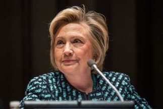 La conversación de Clinton fue interceptada mientras estaba en un avión del gobierno estadounidense.