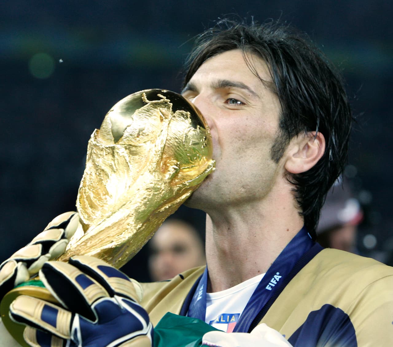 Participó en cinco Copas del Mundo y fue campeón en Alemania 2006 venciendo a Francia en penales. Buffon fue el único jugador, junto con Fabio Cannavaro, que jugaron todos los minutos de los siete partidos.