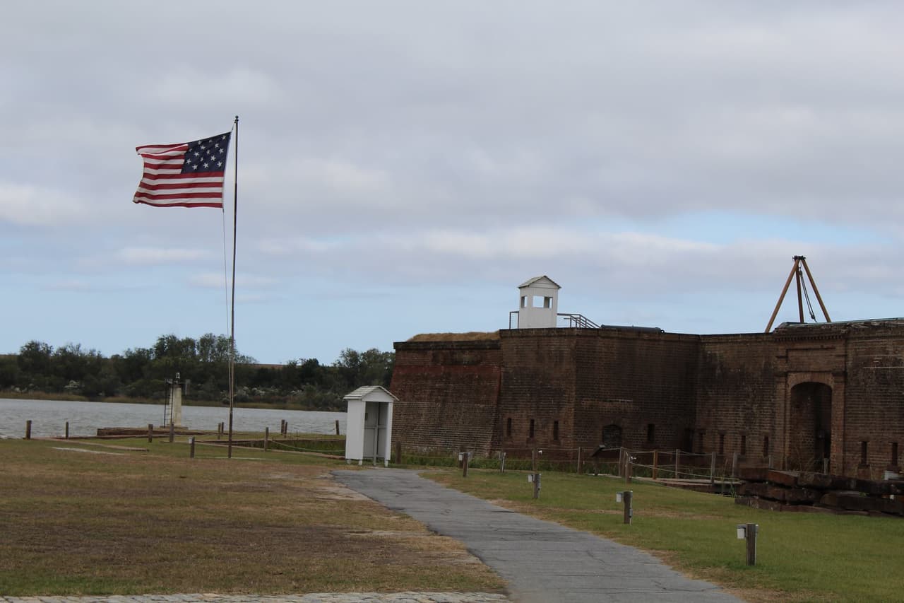 <b>OLD FORT JACKSON (SAVANNAH)</b>: Old Fort Jackson es un Monumento Histórico Nacional que es la fortificación de ladrillos más antigua del estado que aún está en pie. El fuerte está ubicado a lo largo del río Savannah y sirvió para proteger la ciudad durante la Guerra de 1812. También fue el cuartel general de la defensa local durante la Guerra Civil.