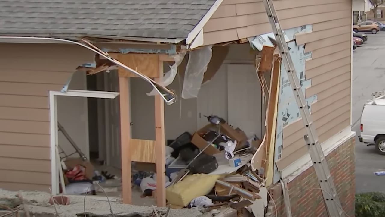 Conductor se estrella en el segundo piso de la casa de una familia hispana en Norcross