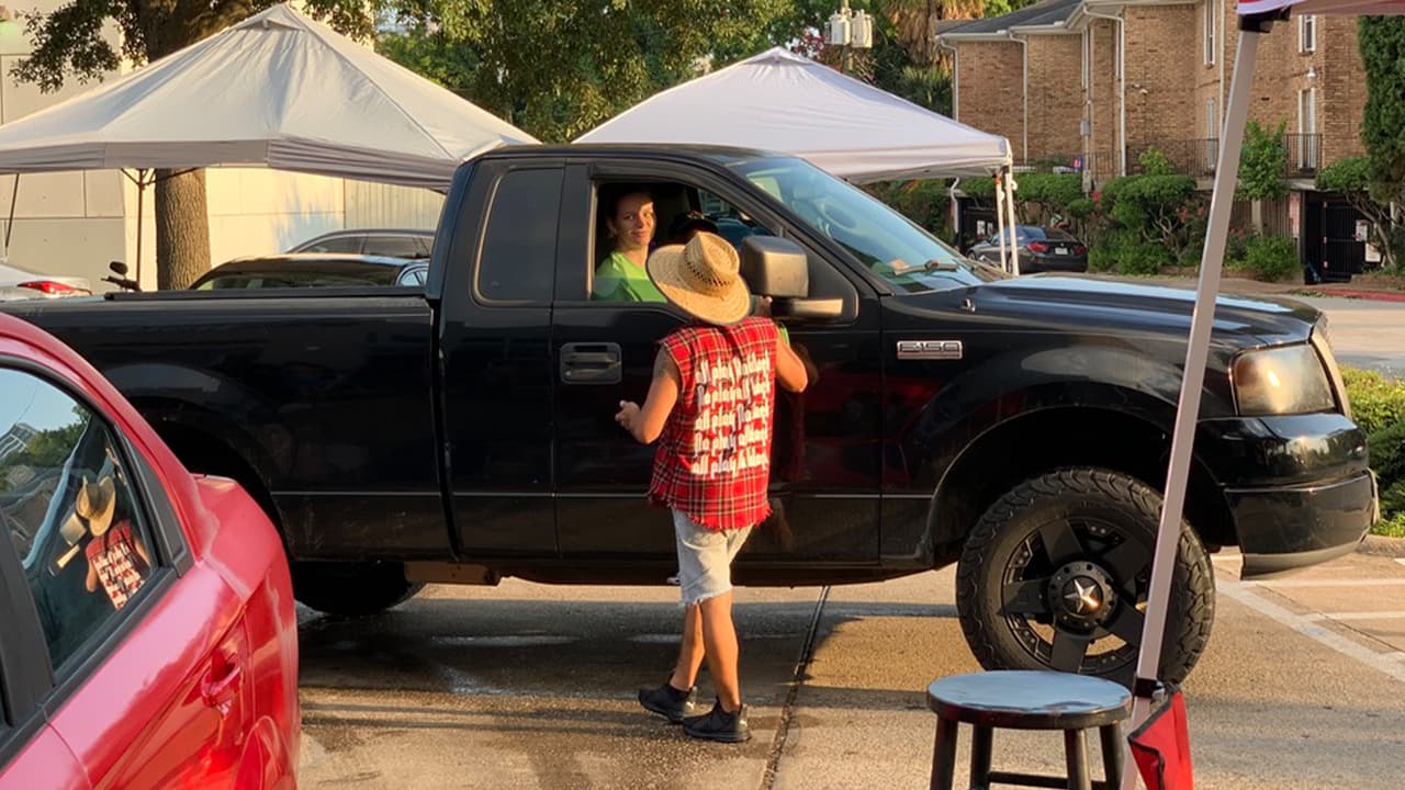 Los bares de Texas fueron cerrados al poco tiempo que inicio la
<b><a href="https://www.univision.com/local/houston-kxln/esto-es-lo-que-se-sabe-del-coronavirus-en-el-area-de-houston-van-129-017-contagios-incluyendo-1-456-muertes">pandemia </a></b>y reabiertos el viernes 22 de mayo.