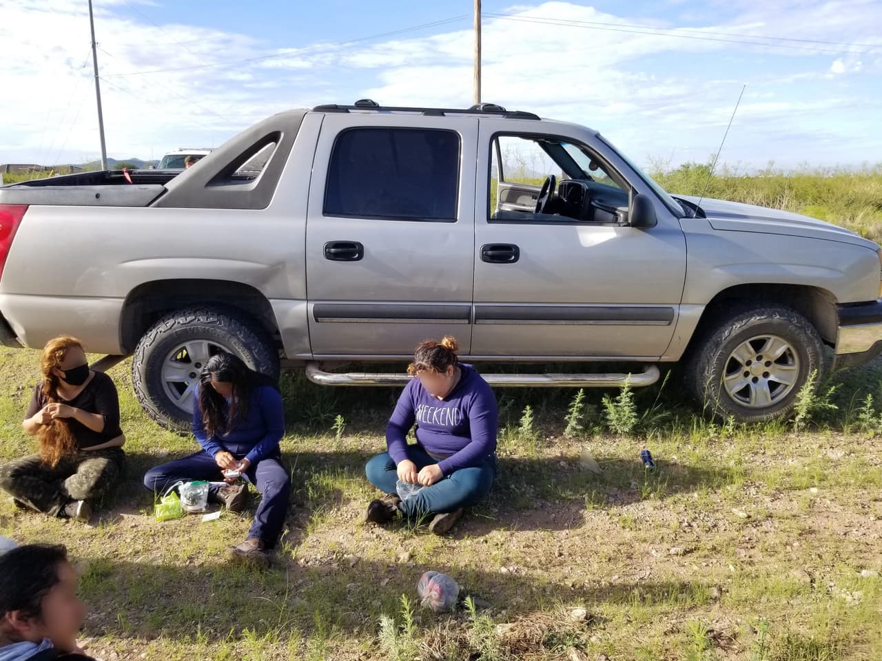 Un agente de la estación de Douglas detuvo un vehículo después de que los operadores de cámaras fronterizas informaran sobre un posible contrabando de personas. El agente descubrió a un joven ciudadano estadounidense que intentaba contrabandear a cuatro migrantes, reportó la Patrulla Fronteriza. Así mismo dijeron que los menores siguen siendo explotados por organizaciones delictivas para obtener beneficios económicos.