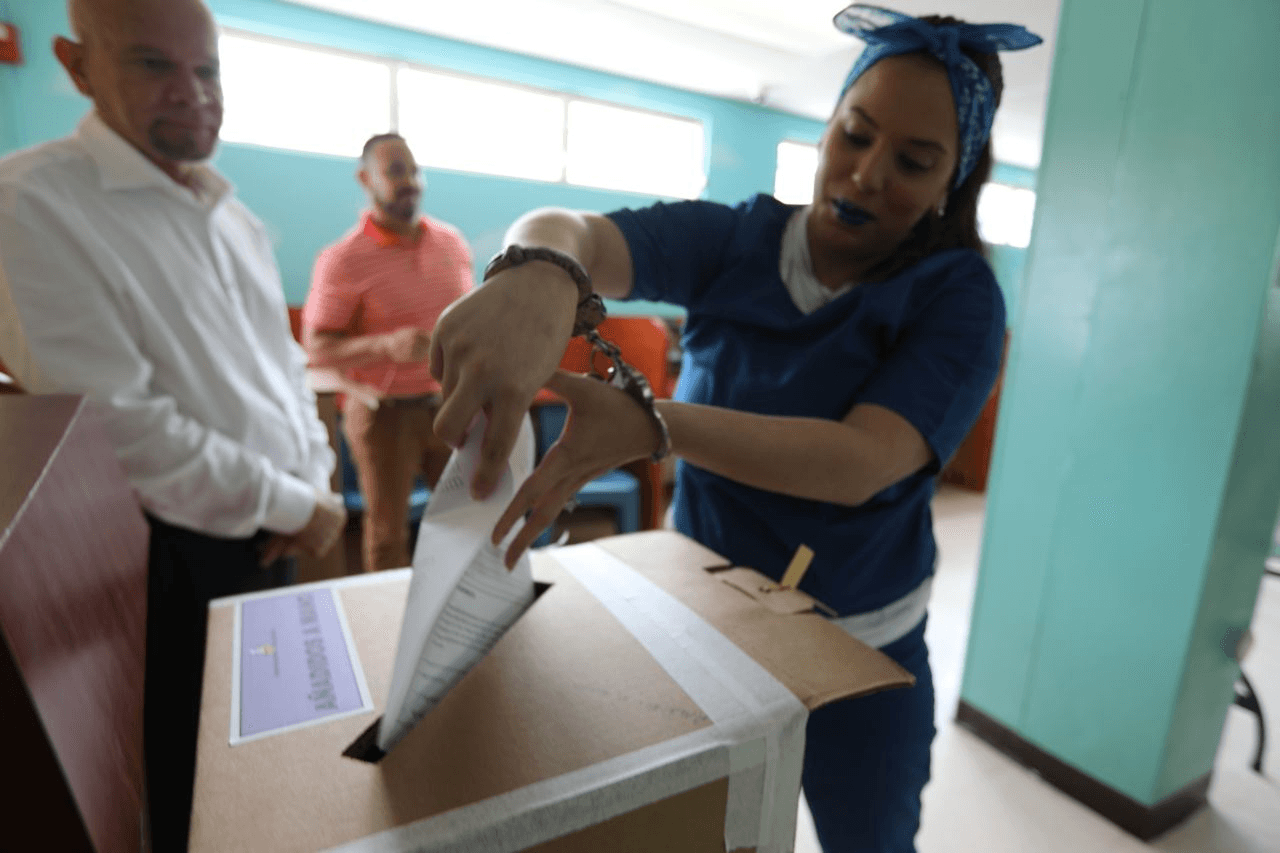 Según dicta el proceso establecido para la Elección Especial, las papeletas se mantendrá en las urnas. Estas serán transportadas a la Junta de Inscripción Permanente (JIP) en Bayamón.