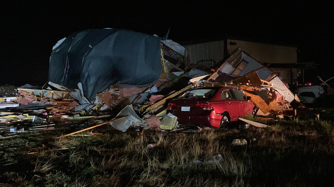 Una de las casas mobiles voló por los cielos, impactando a otras que tenía personas adentro.