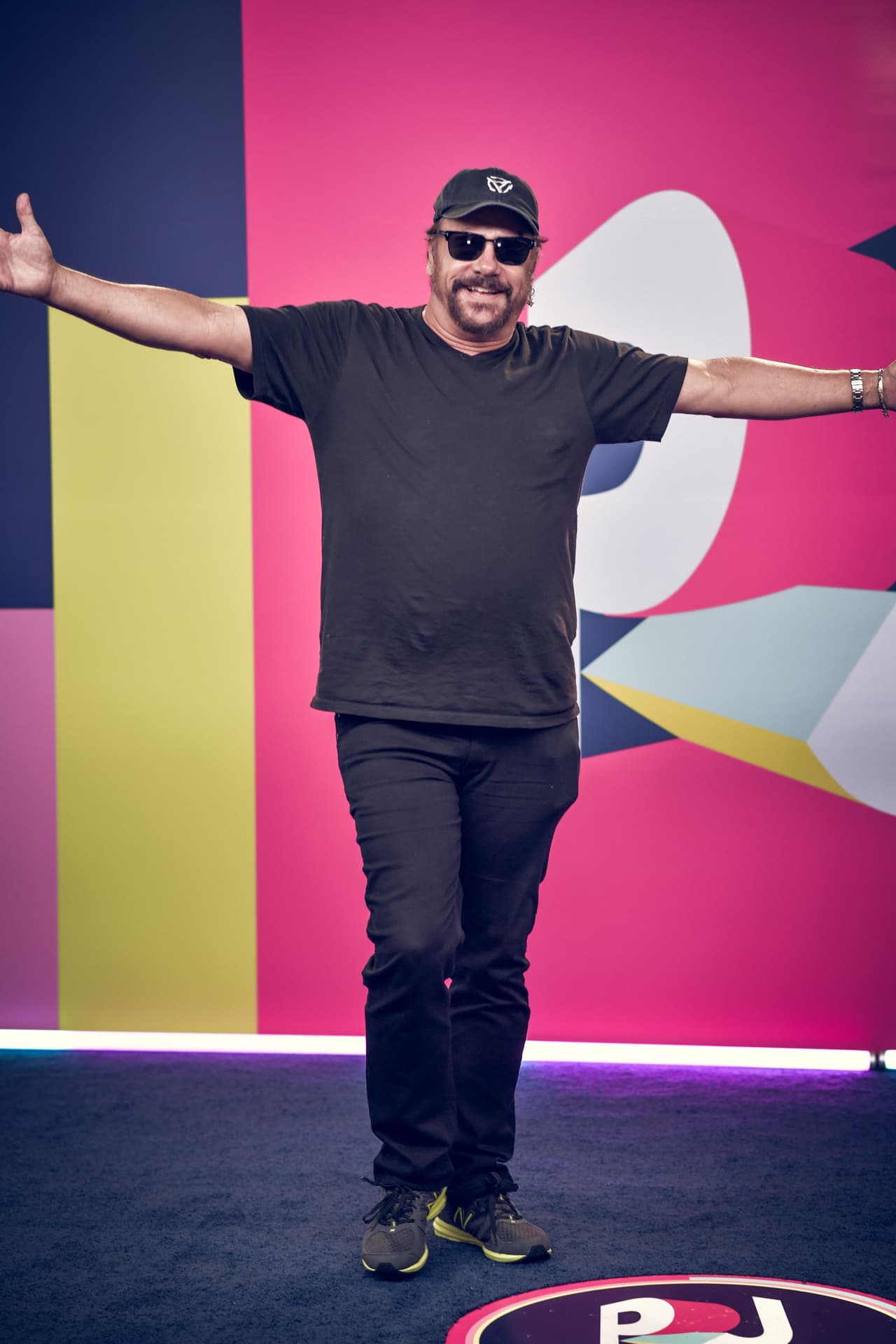 Por su parte, Harry Wayne Casey, vocalista de KC and The Sunshine Band usó unos tenis New Balance azul marino con vivos verdes fluorescentes.
<br>