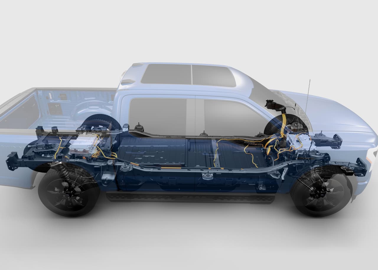 La F-150 Lightning estará disponible con una batería de alcance estándar (estimado de 230 millas de autonomía) y otra de alcance extendido (estimado de 300 millas de autonomía). Ambas están motivadas por un sistema de propulsión compuesto por dos motores eléctricos que en conjunto ofrecen 563 caballos de fuerza y 775 lb-pie de torque.