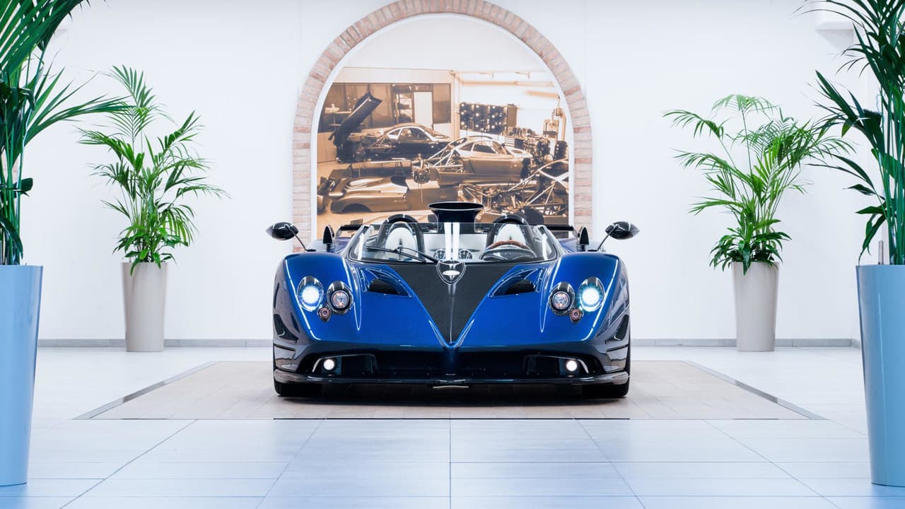 El Pagani Zonda HP Barchetta emplea d
<b>iscos ventilados delanteros con pinzas de seis pistones</b> y de cuatro pistones para los traseros. Los rines son de 20 pulgadas adelante y 21 pulgadas para los posteriores.