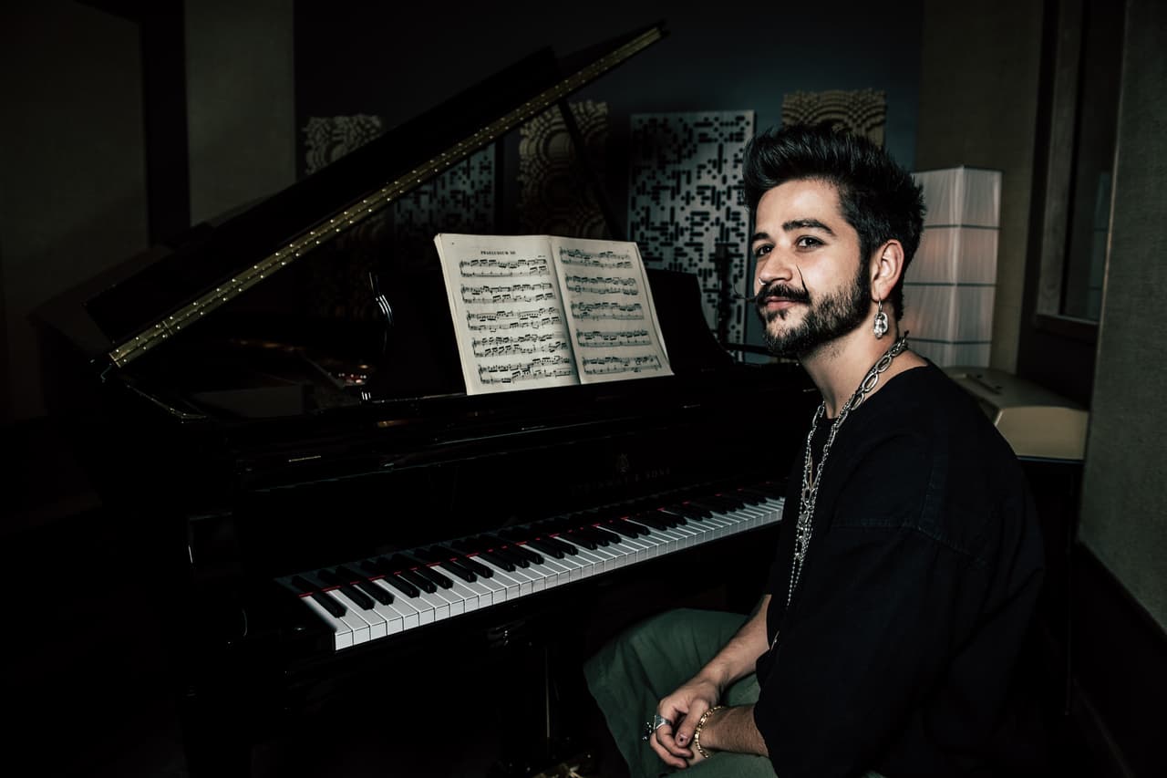 <b>Solamente saca una canción si le gusta a Evaluna:</b>
<br>
<br>“Evaluna es el último filtro de todo lo que yo hago con mi carrera. Yo siento que si a ella le gusta algo, es suficiente. Y cuando a ella no le gusta algo, también es suficiente para yo no sentirme seguro. Le muestro todas las canciones que hago, y ella siempre me dice que le gustan, pero los ojitos se mueven de manera diferente.”
<br>