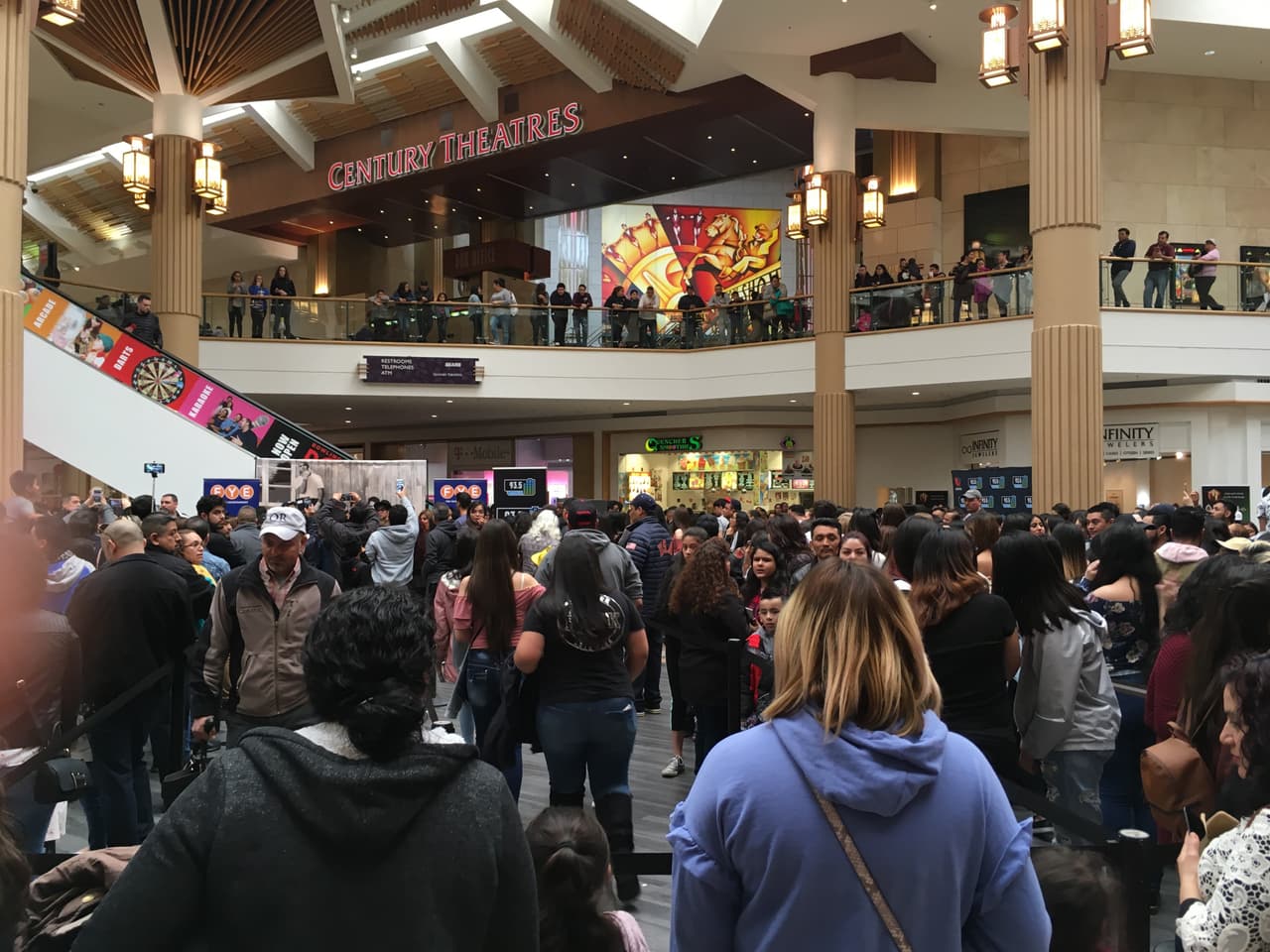 Las fanáticas de CNCO recibieron al grupo con los brazos abiertos. El centro comercial donde se realizó el meet and greet estaba llenos de fans que les esperaban desde las 5 de la mañana para tomarse una foto con ellos y conocerlos en persona.