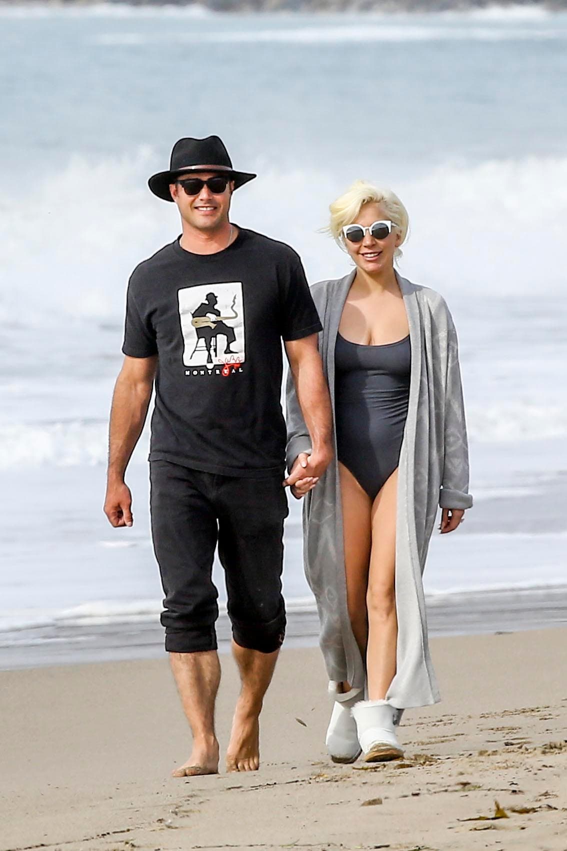 Lady Gaga y su fiancée Taylor Kinney disfrutaron de un romántico paseo por la playa.