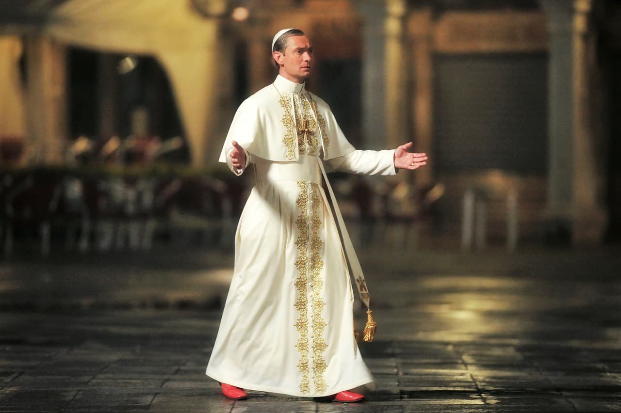 Jude Law es todo un "Papa"-cito, filmando una cinta sobre pontífices.