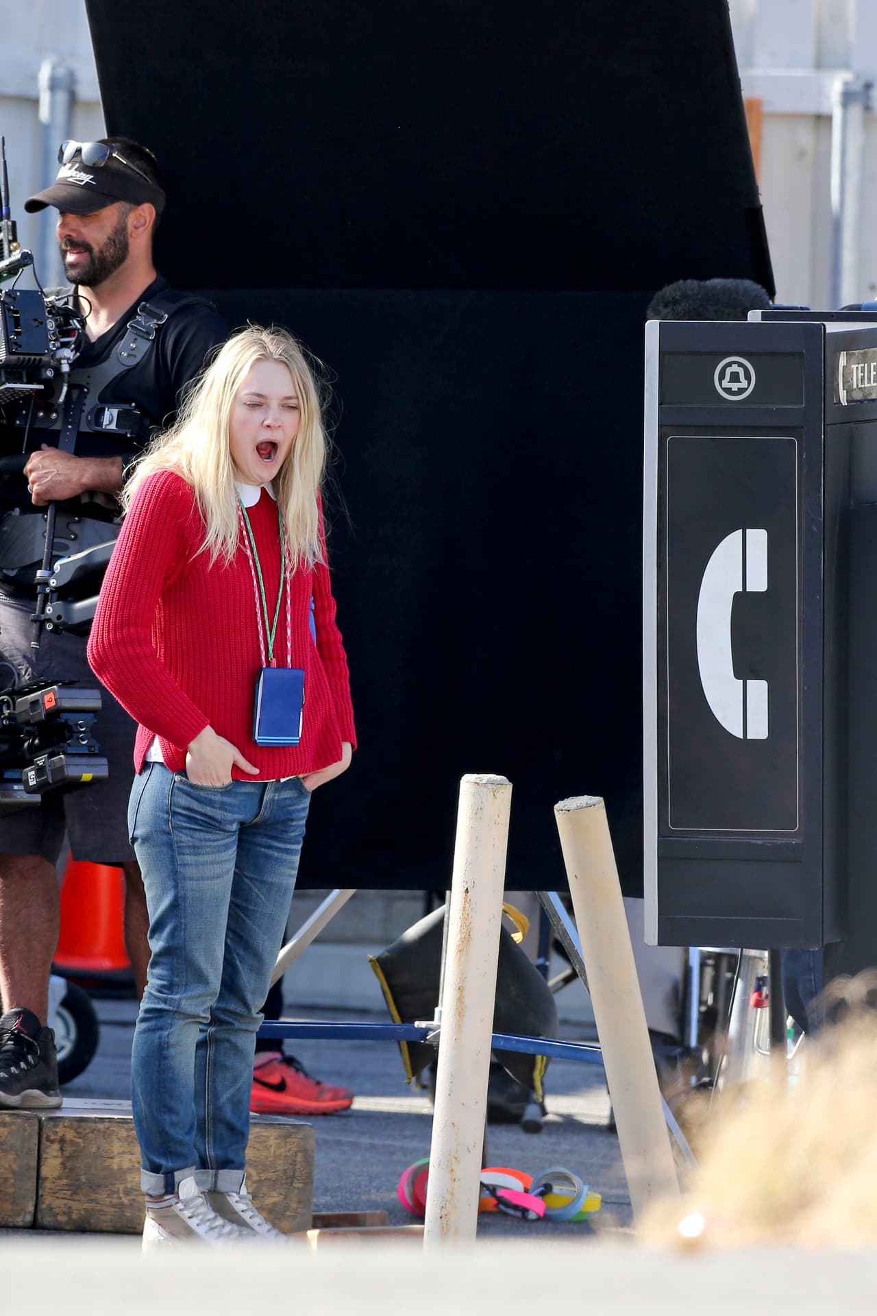 Ah, es que está aburrida en el set de su nueva cinta.