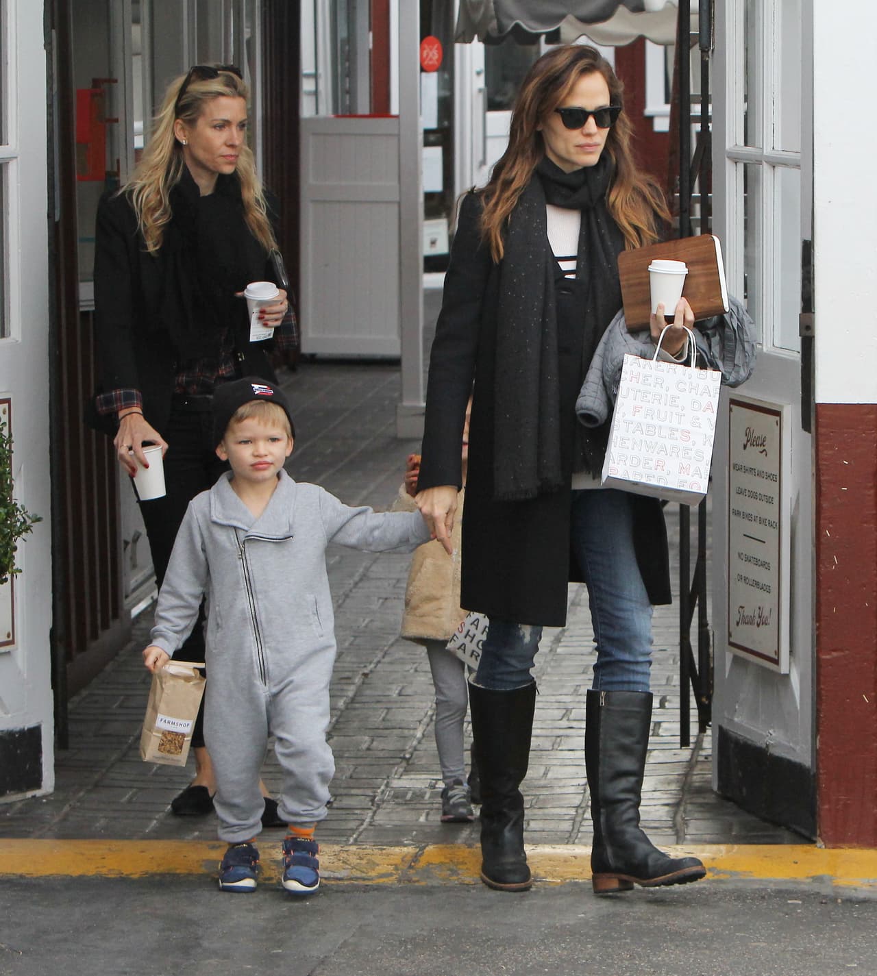 Jen Garner salió con su pequeño Samuel a la tienda.