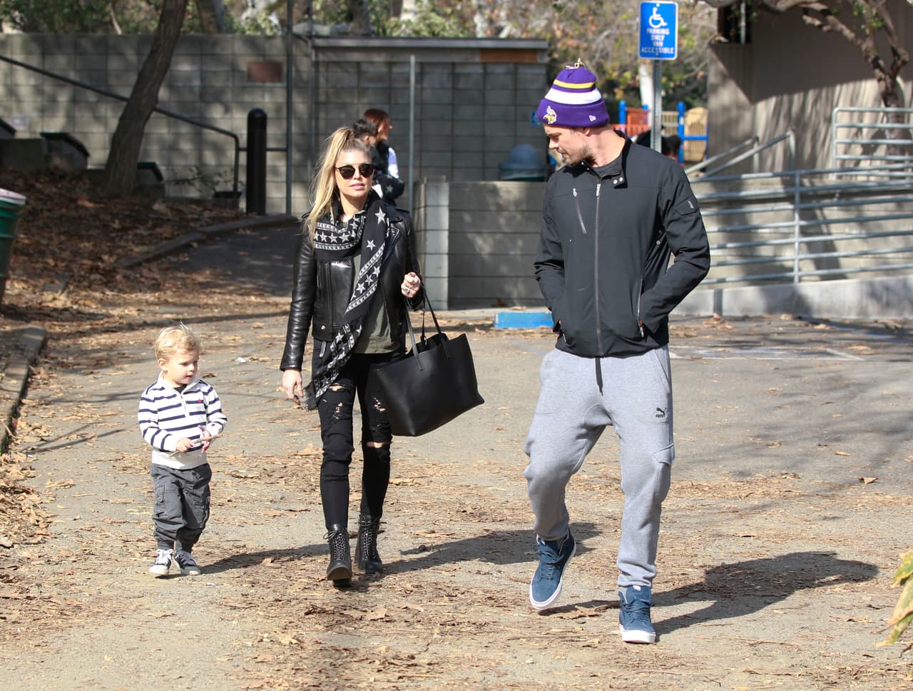 Fergie y Josh Duhamel llevaron al pequeño Axel al parque.