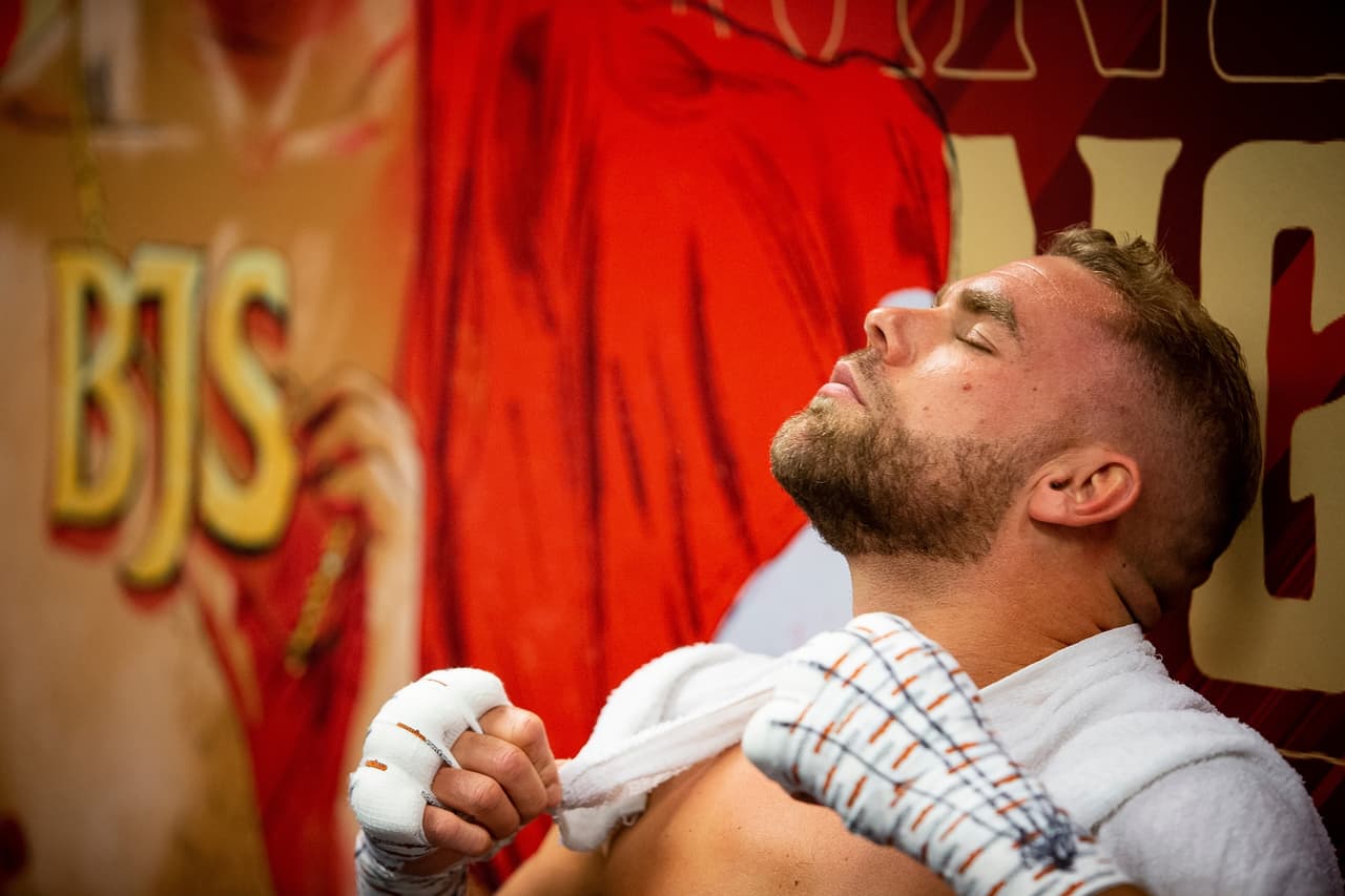 Saúl 'Canelo' Álvarez le dio una tunda al peleador británico, le cerró por completo un ojo y provocó que ya no saliera al noveno round después del castigo que recibió en 8 asaltos dominados por el mexicano.