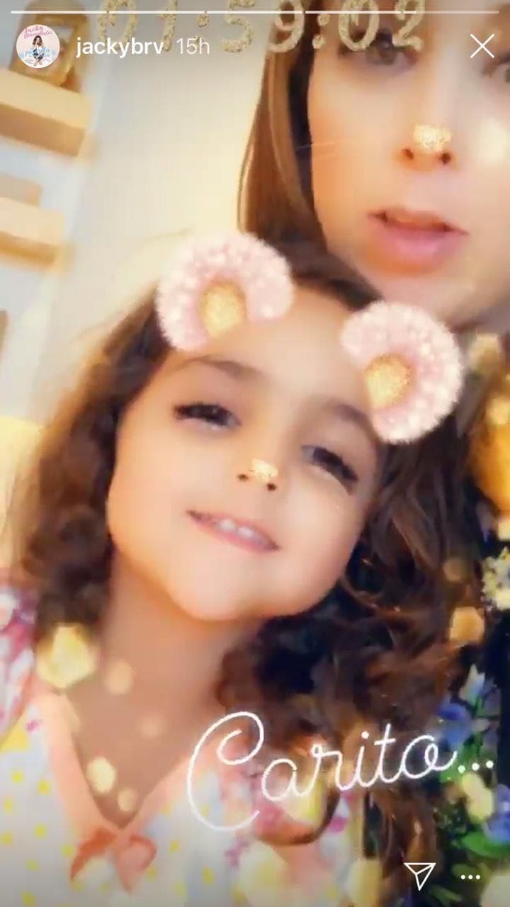 Durante la velada, Bracamontes convivió con sus hijas mayores, jugando con los populares filtros. Aquí con Carito.