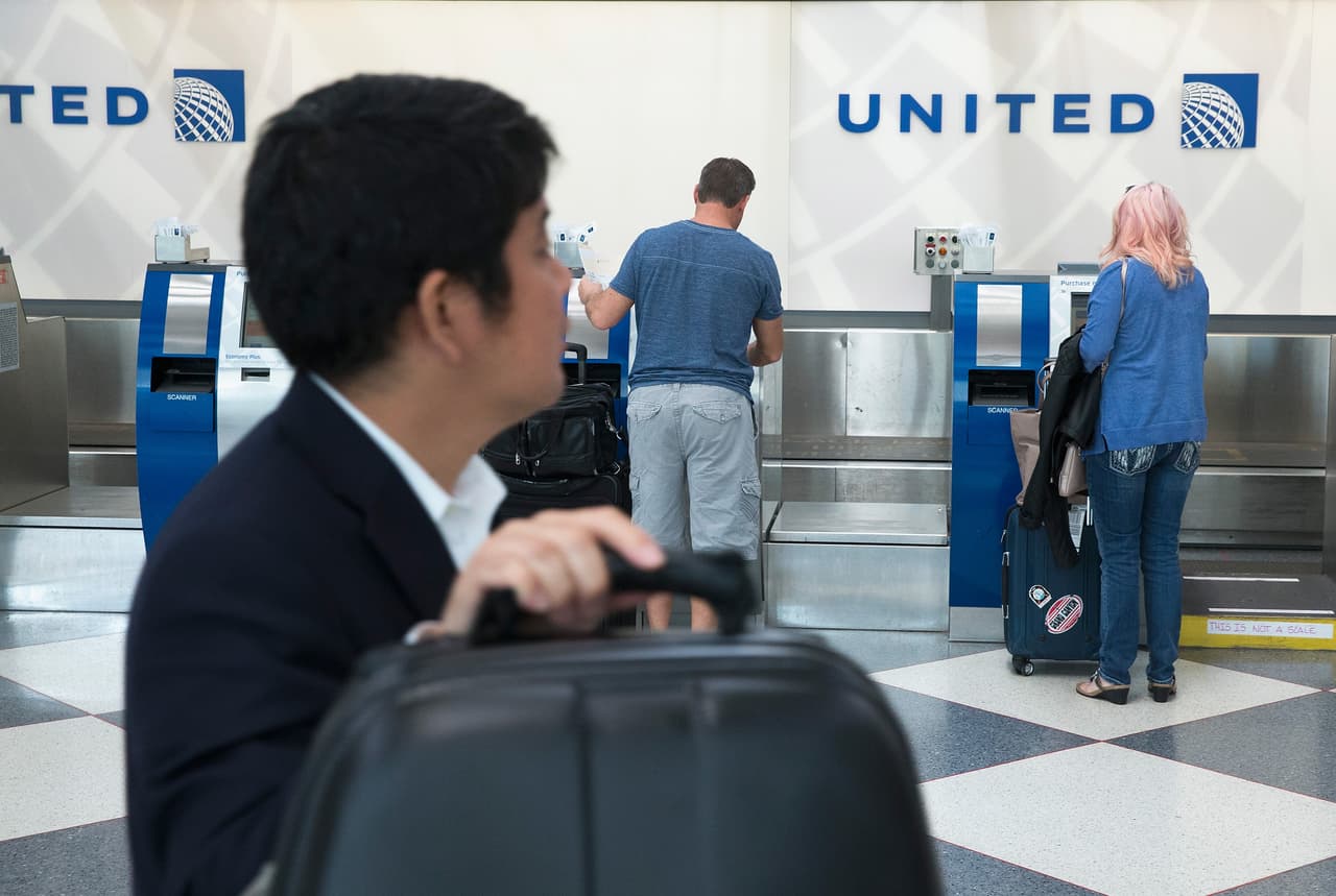 Trabajadores de United Airlines protestaron ese miércoles afuera del Willis Tower sobre las condiciones de su contrato de trabajo que les ha sido aplicado desde 2013, especialmente en el tema de salarios, beneficios y planes de jubilación. De acuerdo con el sindicato, el objetivo de la protesta es "alertar a los inversores y a los consumidores de las turbulencias que se acercan".