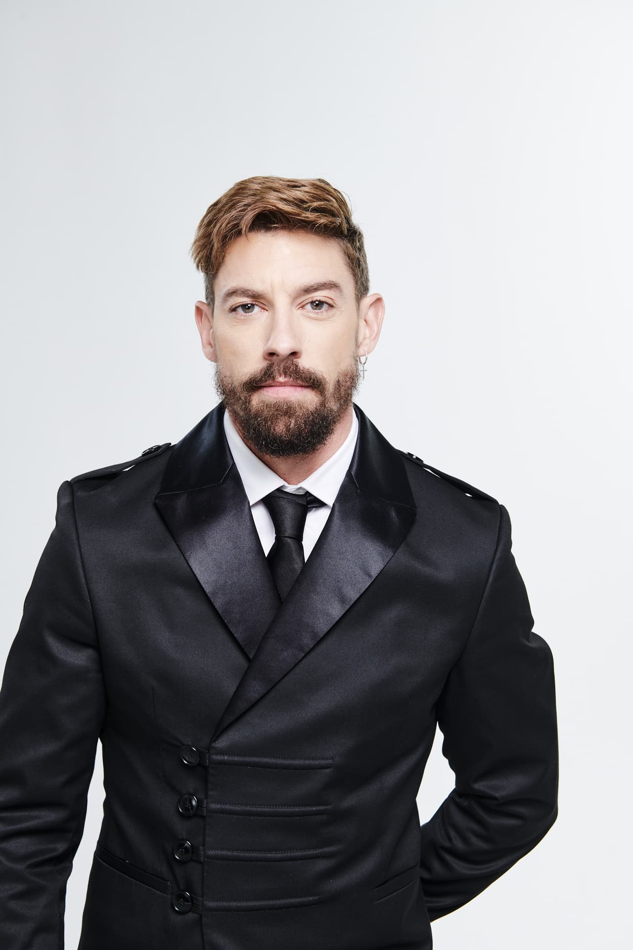 <a href="https://www.univision.com/shows/mira-quien-baila/adrian-lastra" target="_blank">Luis Adrián Álvaro Lastra</a> (Madrid, 26 de febrero de 1984). Actor y músico español más conocido por haber protagonizado la serie 'Velvet', en la que tuvo el papel de Pedro.