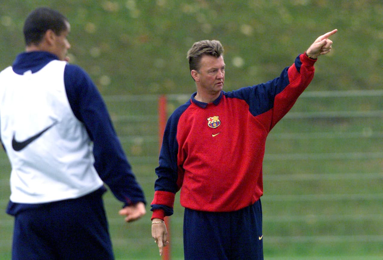 Sin embargo, Louis Van Gaal no consideró que el brasileño se ajustara a su táctica y pidió que el talentoso volante fuera transferido. Llegó al Milán y desde ahí su carrera fue en descenso.