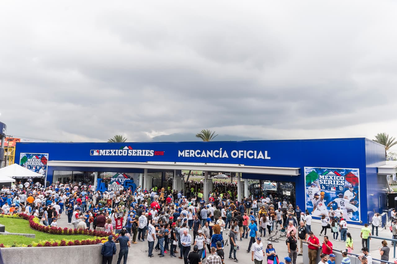 Los aficionados en el Estadio de Béisbol Monterrey previo al "Play Ball".