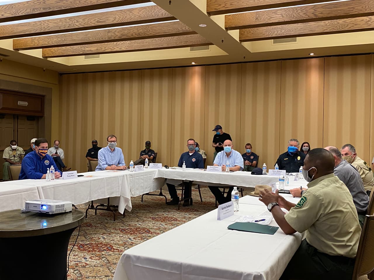 El gobernador Doug Ducey se reunió con funcionarios de emergencias en Tucson para discutir el estado de los incendios que consumen miles de acres en Arizona.