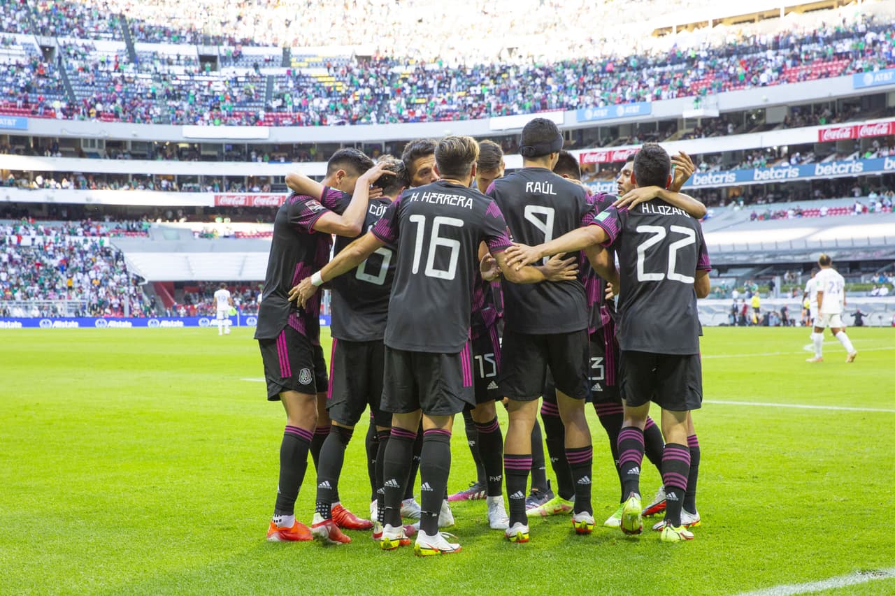 México goleó 3-0 a Honduras y marcha líder del Octagonal.