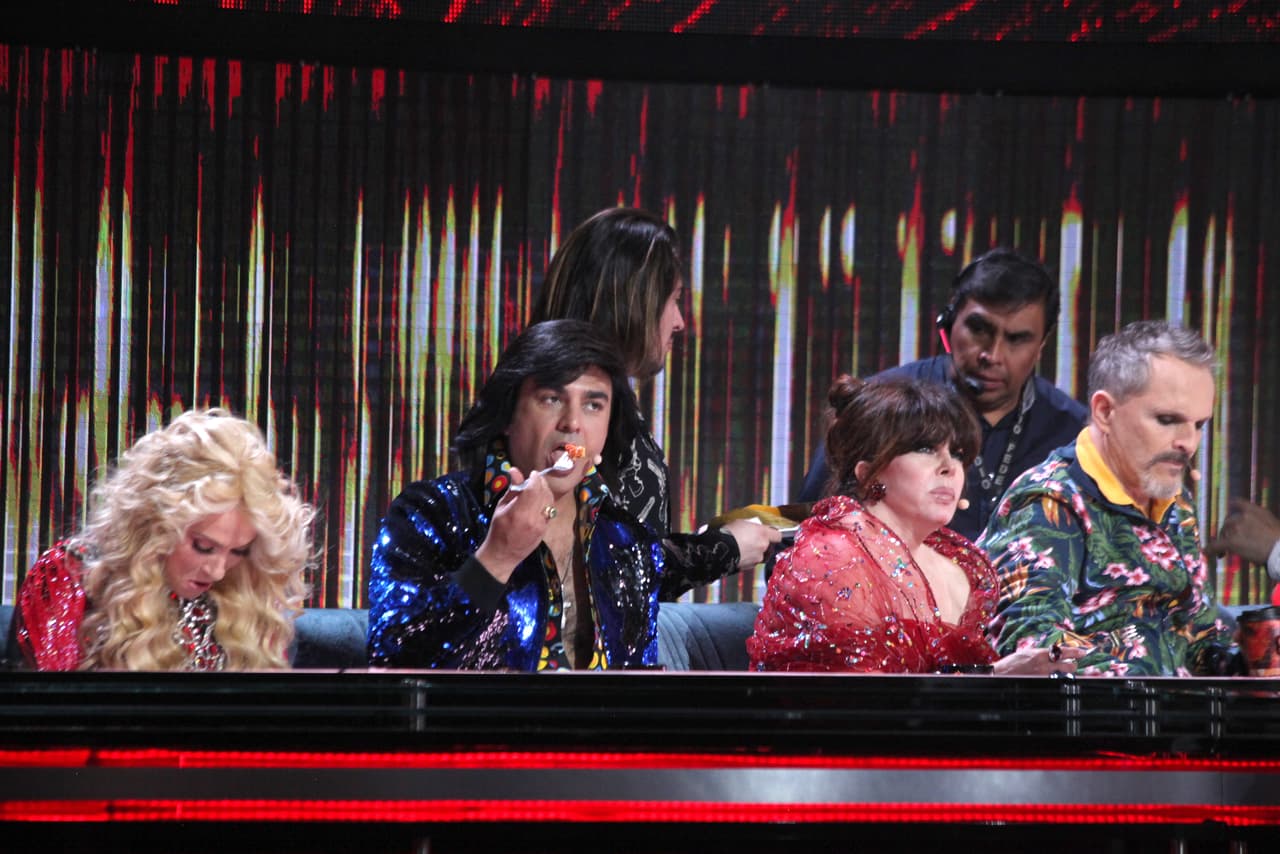 Verónica Castro, por el contrario, sólo le dio un bocado y ya no repitió. Antes de retirarse a camerinos, 'Beba' prometió que antes de que termine la temporada de Pequeños Gigantes 2019 traerá el zacahuil prometido para los jueces.