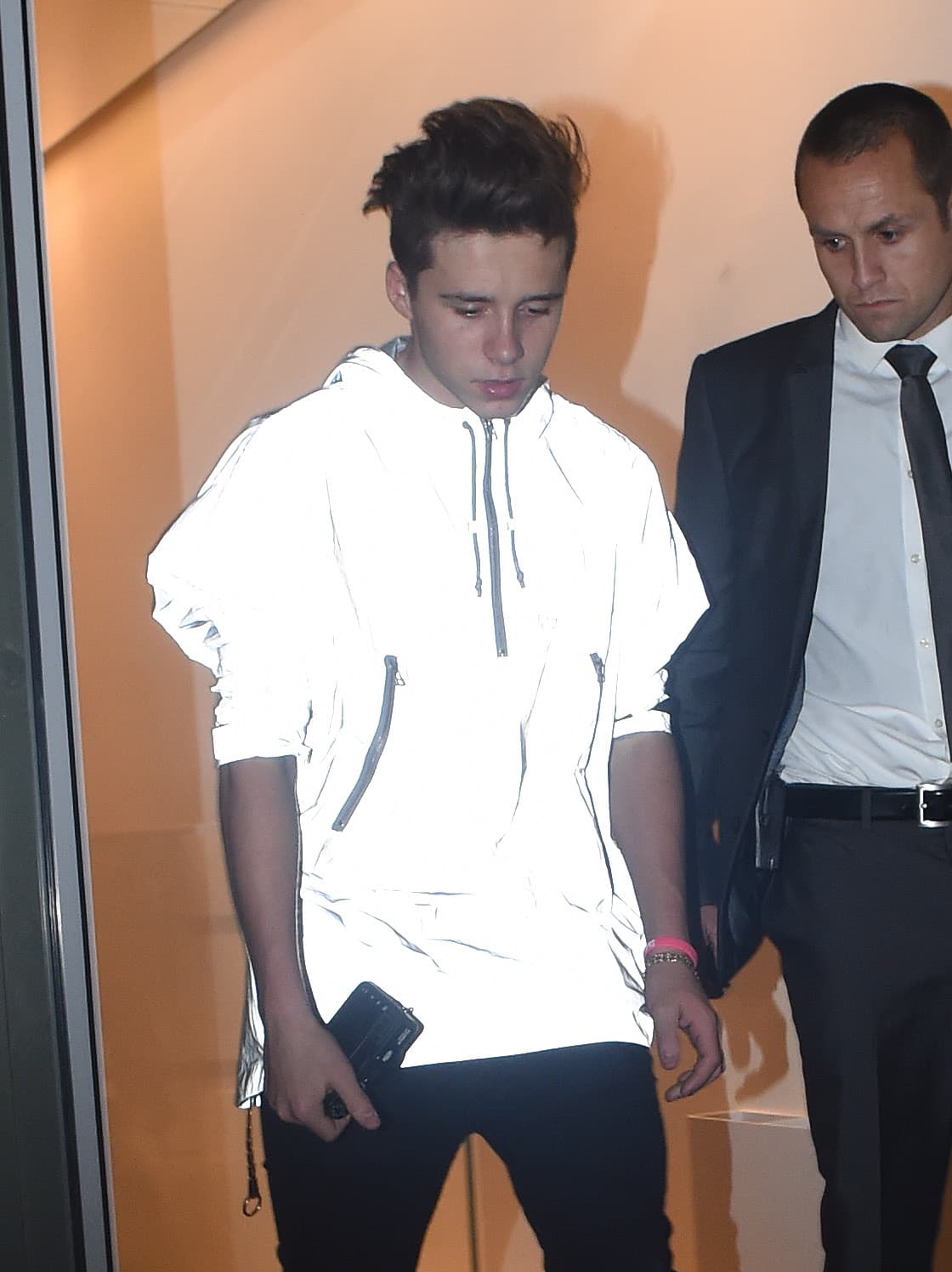 Él contrastó con una sudadera blanca.